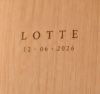 Essen plank met de gegraveerde naam LOTTE en de datum 12 · 06 · 2026