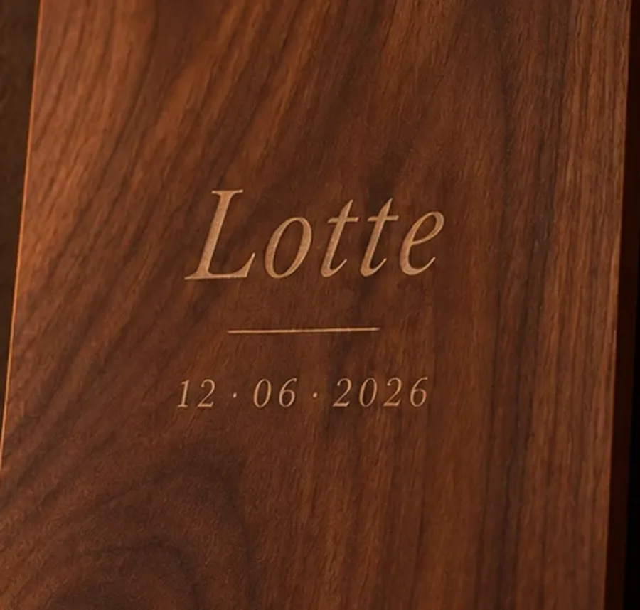 Walnoot plank met de gegraveerde naam Lotte