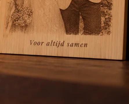 De gegraveerde tekst ‘Voor altijd samen’ in bamboe